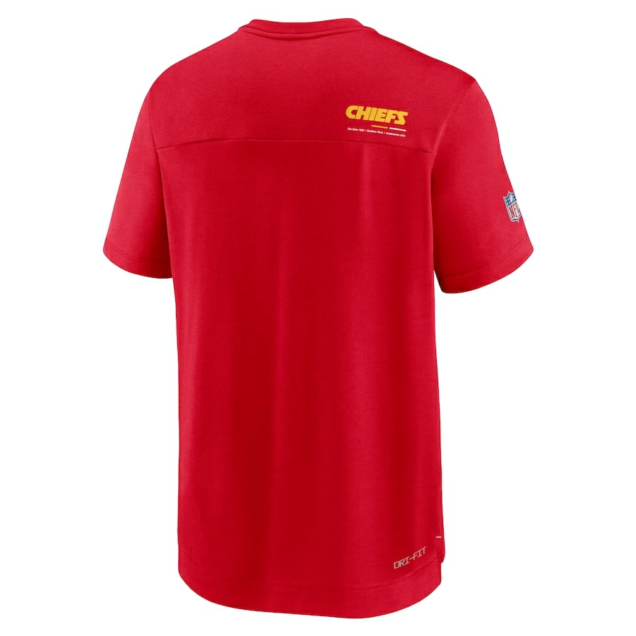 Men's Kansas City Chiefs Nike Red Sideline Coach Chevron Lock Up Logo V-Neck Performance T-Shirt 6 Men's Kansas City Chiefs Nike Red Sideline Coach Chevron Lock Up Logo V-Neck Performance T-Shirt – Bild 4